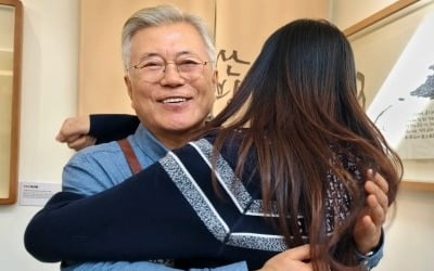 "文 보다니 꿈만 같아"…중국인들 '평산책방' 몰려가는 이유 [현장+]