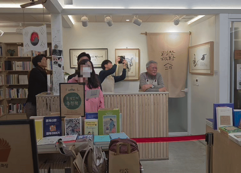 문 전 대통령의 말을 통역 봉사자가 중국인들에게 번역해주는 있는 모습. /영상=이민형 기자