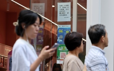 외국인 노동자 늘자 "한국 청년 안쓰고 중장년층 더 뽑아"...왜?