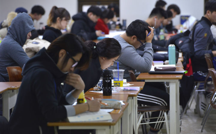 서울 카지노 사이트 고시학원에서 학원생들이 공부에 매진하고 있다. 뉴시스