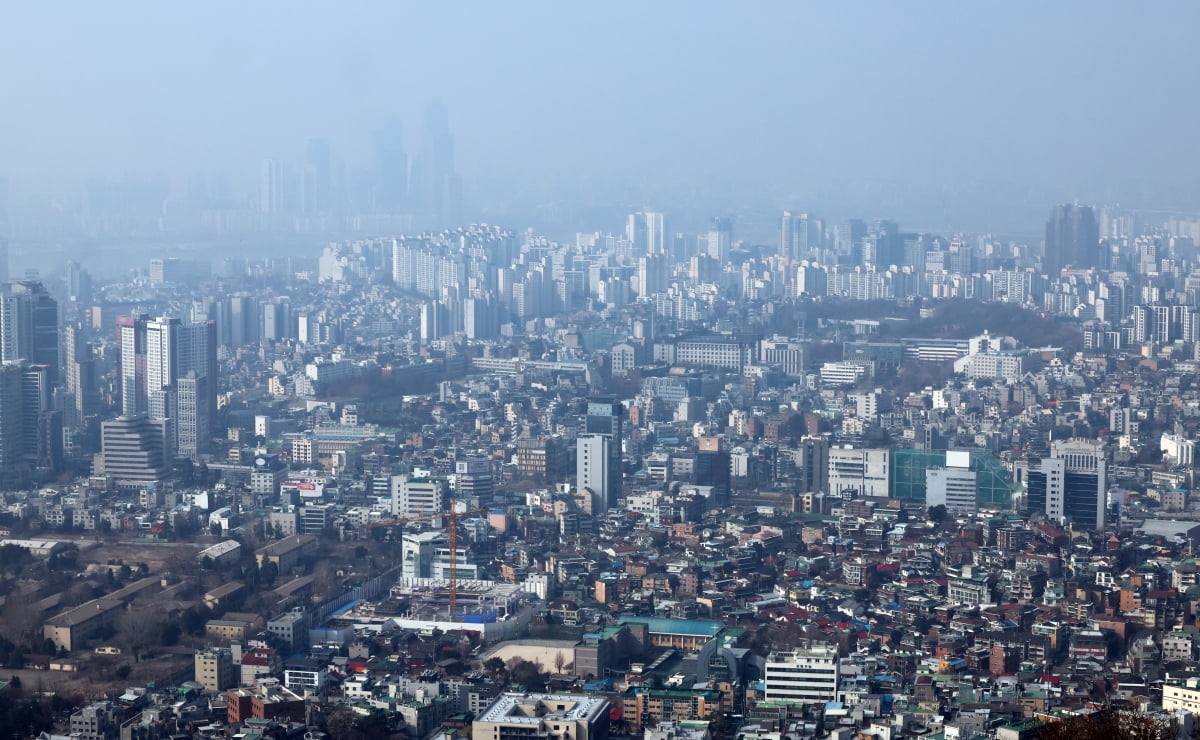 서울 남산에서 바라본 용산구·마포구 일대 모습. 뉴스1