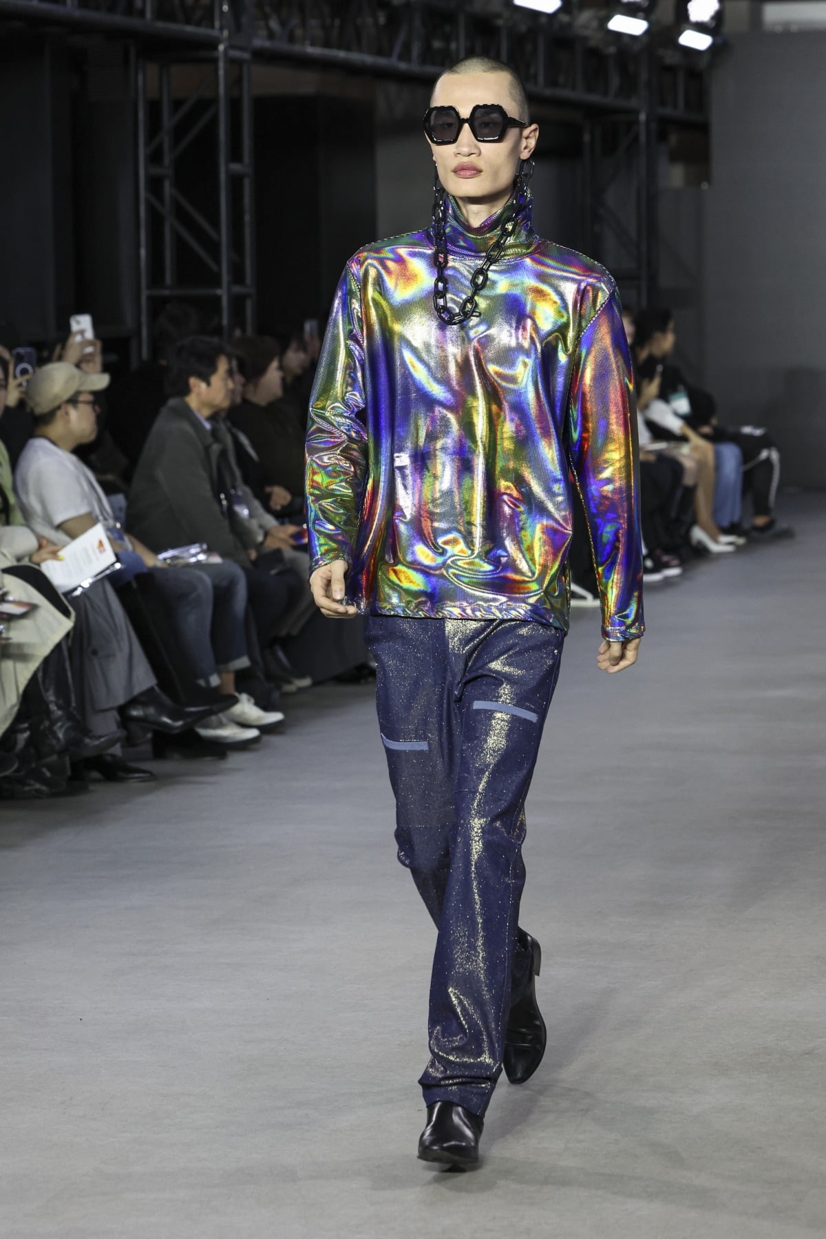 13일 오전 서울 강남구 코엑스 더 플라츠 전시홀에서 열린 '2025 F/W 패션코드(Fashion KODE)' 상민 패션쇼에서 모델이 런웨이를 걷고 있다.