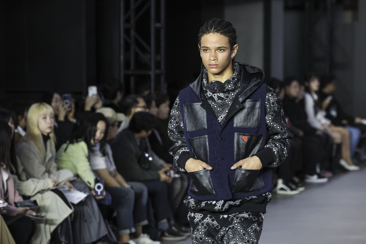13일 오전 서울 강남구 코엑스 더 플라츠 전시홀에서 열린 '2025 F/W 패션코드(Fashion KODE)' 상민 패션쇼에서 모델이 런웨이를 걷고 있다.