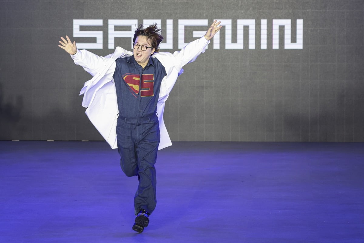 남윤희 상민 대표가 13일 오전 서울 강남구 코엑스 더 플라츠 전시홀에서 열린 '2025 F/W 패션코드(Fashion KODE)' 상민 패션쇼에서 피날레 인사를 하고 있다.