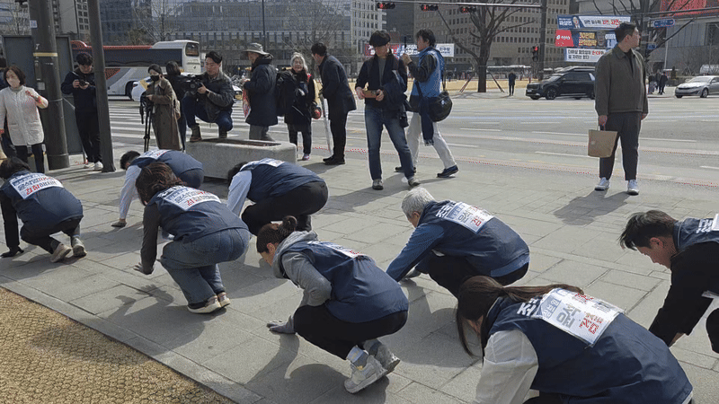 13일 서울 종로구 헌재 인근에서 조국혁신당이 윤석열 대통령 탄핵을 촉구하며 서울 광화문광장 이순신 장군 동상에서 헌법재판소까지 '삼보일배'에 나선 모습. /영상=이민형 기자