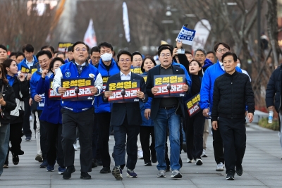 '장외 투쟁' 연일 강행군에…민주당 내서도 "과하다"