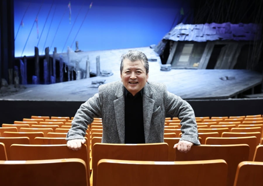 연극 <만선>의 이태섭 토토사이트 모멘트디자이너가 24일 서울 중구 명동예술극장에서 본지와 인터뷰하고 있다. /사진=이솔 기자