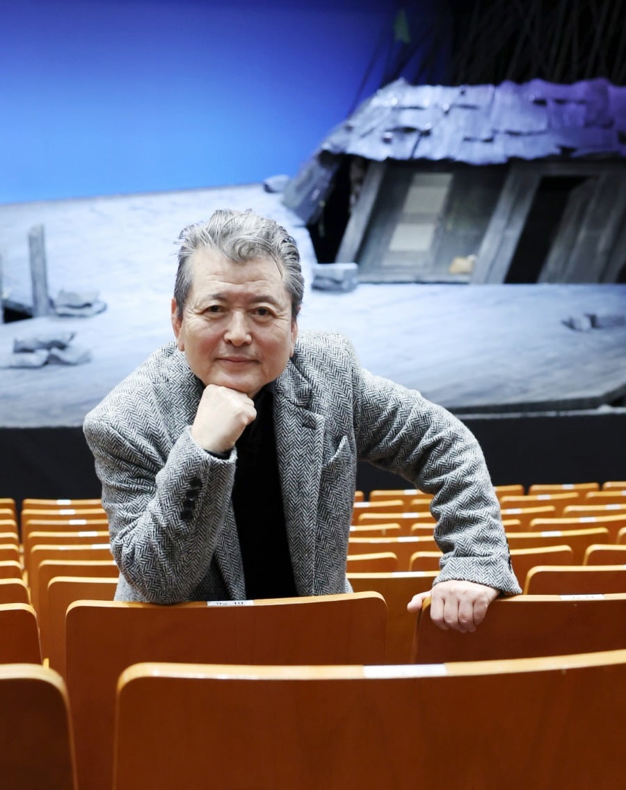연극 <만선>의 이태섭 토토사이트 모멘트디자이너가 24일 서울 중구 명동예술극장에서 본지와 인터뷰하고 있다. /사진=이솔 기자