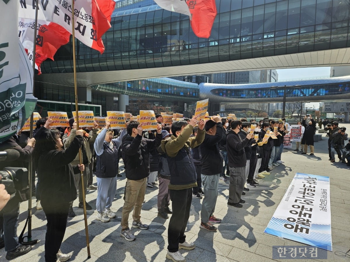 전국화학섬유식품산업노동조합 카카오지회(크루유니언)가 19일 오후 경기 성남 카카오 판교 아지트 앞에서 집회를 열고 구호를 외치고 있다. 사진=박수빈 기자