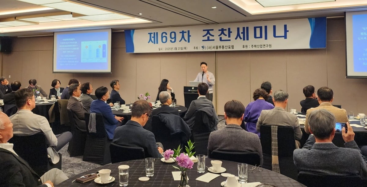 20일 서울부동산포럼이 주최한 조찬 세미나에서 김승범 국토교통부 부동산투자제도 과장이 '리츠와 PF 부동산 동향'을 주제로 강연하고 있다./심은지 기자 