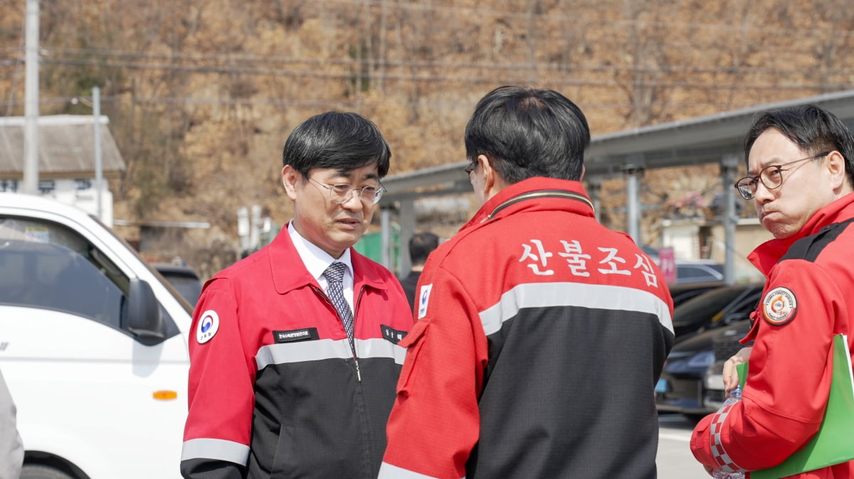 심상택 토토사이트 포인트사기 이사장은 24일 경북 의성 산불 진화 상황실을 방문해 컵라면과 생수 등 물품을 전달했다. 토토사이트 포인트사기 제공
