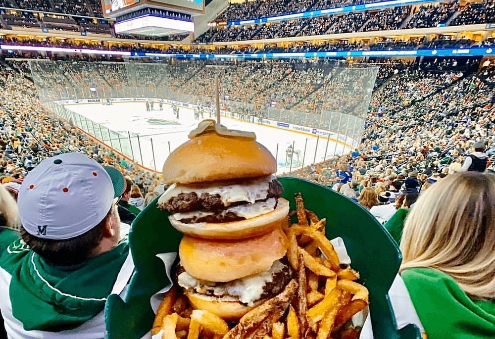 미국에서 스포츠와 음식은 뗄 수 없는 관계다. NFL, MLB, NBA 등 많은 미국 프로스포츠 스타디움에서 음식서비스를 맏는 '레비'는 컴패스그룹의 브랜드다. /레비 제공