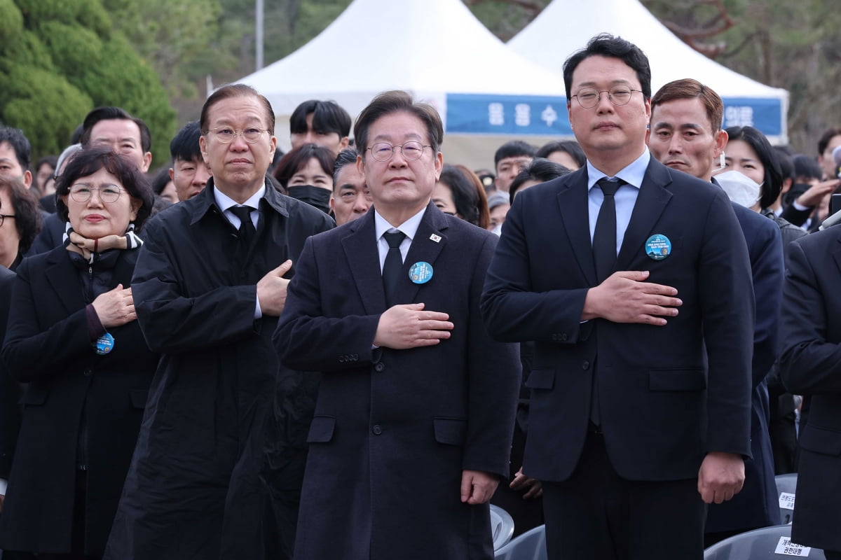 [포토] 韓 일본 npb 토토사이트, 서해 수호 장병 55인 추모