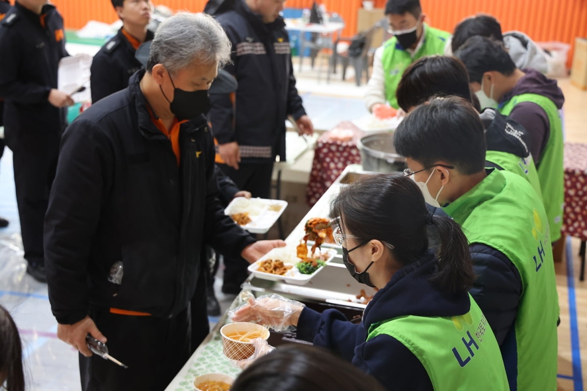 LH 임직원들이 지난 29일 경남 산불엘클라시코 토토사이트 현장을 찾아 소방대원 등을 대상으로 식사 지원 봉사활동을 진행하고 있다. LH 제공