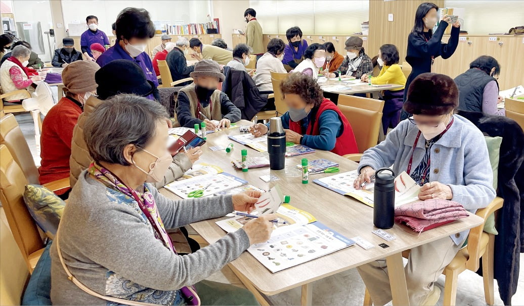 지난달 28일 경기 성남시 구미동 대교뉴이프 데이케어카지노 게임 사이트 분당카지노 게임 사이트를 찾은 노인들이 요양보호사의 지도에 따라 미술 수업을 듣고 있다.  황정환 기자