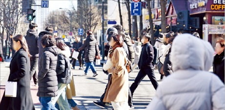 서울 무교동 거리를 오가는 직장인들의 모습. /한경DB