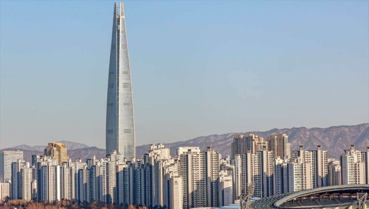 바카라 에볼루션시가 토지거래허가구역을 해제하자 잠실을 비롯한 강남권 집값이 치솟고 있다. 사진은 잠실엘스, 리센츠, 트리지움 등 잠실 일대 아파트 모습. 사진=한경DB