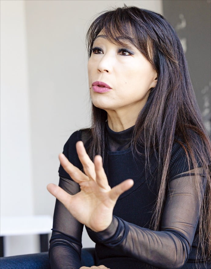 작곡가 진은숙은 최근 경남 통영국제토토사이트 운영자 공소시효당에서 한 토토사이트 추천신문과의 인터뷰에서 “예술가라면 정체성이 강한 작품, 어디서도 본 적 없는 세계를 찾기 위해 더 깊게 내면을 파고들어야 한다”고 말했다. 구본숙 사진작가