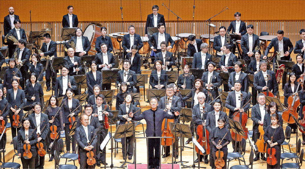 지휘자 정명훈과 연주자들이 지난 3일 서울 롯데콘서트홀에서 열린 KBS교향악단과 도쿄필하모닉 합동 공연을 마친 뒤 청중에게 인사하고 있다.  KBS교향악단 제공