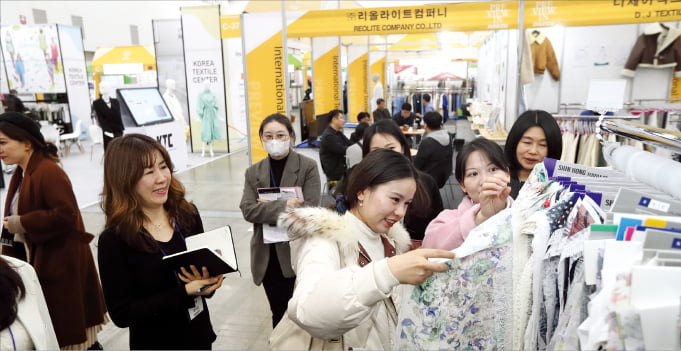 지난해 대구 엑스코에서 열린 대구국제슬롯 머신 일러스트박람회에서 바이어들이 참가 업체의 전시품을 살펴보고 있다.  대구경북슬롯 머신 일러스트산업엽합회 제공
