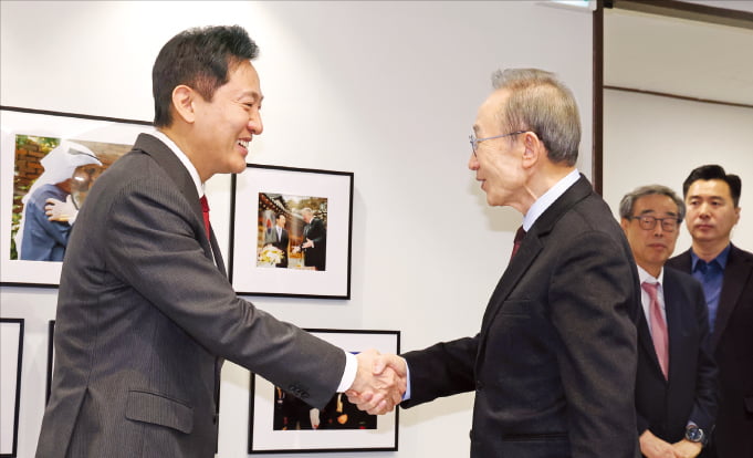 오세훈 서울시장이 4일 서울 서초동 영포빌딩 청계재단에서 이명박 전 대통령을 만나 악수하고 있다. 이날 이 전 대통령은 오 시장에게 국가 토토 바카라의 성장 전략에 대해 조언한 것으로 전해졌다.  뉴스1