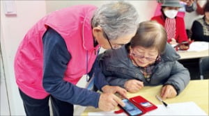 우리금융, 어르신을 위한 IT 교육 강화! 디지털 금융 격차 해소에 앞장