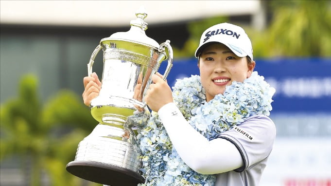 올해 미국여자프로골프(LPGA)투어에 데뷔한 일본 신인 다케다 리오가 지난 9일 중국 ﻿젠레이크 블루베이GC에서 열린 블루베이 LPGA에서 우승한 뒤 트로피를 들고 환하게 웃고 있다.  신화연합뉴스