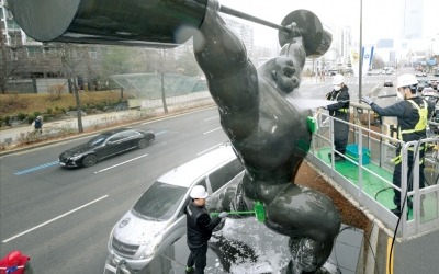 [포토] ‘봄 맞이 세척’ 올림픽 조형물