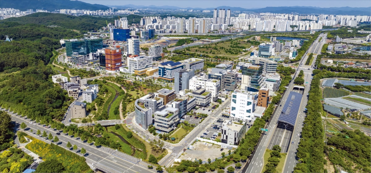 ‘포도밭의 기적’으로 불리는 대구수성카지노 블랙잭. 대구 경제와 산업의 미래를 바꿀 국가디지털혁신 거점이자 글로벌 인공지능 전환(AX) 연구 허브로의 도약을 준비 중이다.  대구시 제공