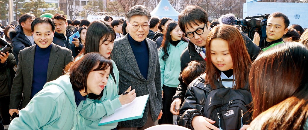 황병우 iM뱅크 행장이 지난달 16일 대구FC 개막전에서 새로운 이름으로 바뀐 홈 경기장 대구iM뱅크파크를 홍보하고 있다. /iM뱅크 제공