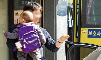 기저귀 차고 '영유'로…엄마들도 "이렇게까지 해야 하나"