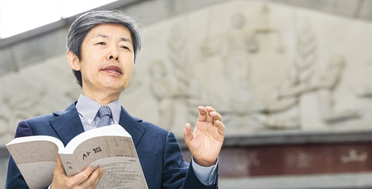 김재형 서울대 교수(전 대법관)가 16일 서울대에서 한 한국경제신문과의 인터뷰에서 민법 전면 개정 관련에 대해 설명하고 있다.  임형택 기자