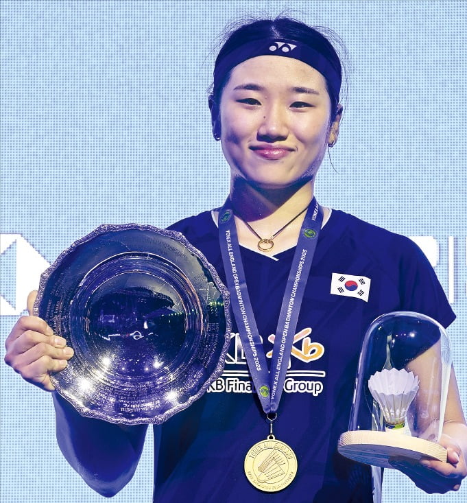 안세영이 17일(한국시간) 영국 버밍엄에서 열린 세계배드민턴연맹(BWF) 월드투어 슈퍼 1000 전영오픈 여자 단식 결승전에서 우승한 뒤 트로피를 들고 환하게 웃고 있다. /신화연합뉴스﻿