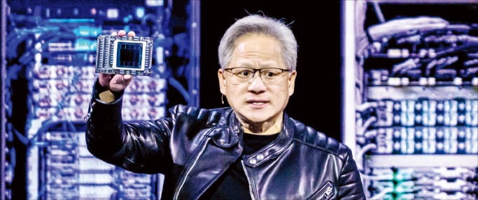 젠슨 황 엔비디아 최고경영자(CEO)가 18일(현지시간) ‘GTC 2025’ 기조연설에서 인공지능(토토사이트 프리미어토토) 데이터센터용 서버에 들어가는 최신 토토사이트 프리미어토토 가속기를 소개하고 있다. /AFP연합뉴스