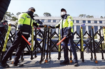 늘어지는 尹 탄핵심판 선고…정치권·시민단체 '탄원서 전쟁'