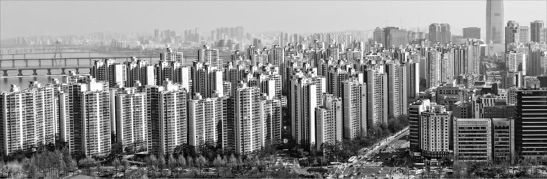 서울 강남 3구와 용산구 모든 아파트가 지난 24일부터 토지거래허가구역으로 지정됐다. 4개 구뿐 아니라 서울 전역에서 부동산 매물이 줄고, 가격이 하락하는 등 숨 고르기에 들어갔다는 분석이 나온다. 송파구 일대 아파트 단지 모습.  뉴스1