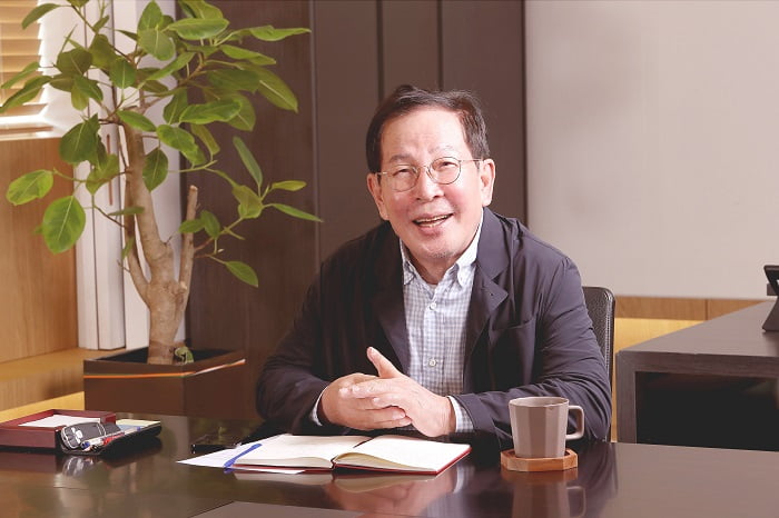 ‘협력사 갑질’ 교촌 권원강 회장 “최고의 상술은 정직” 자서전 출간