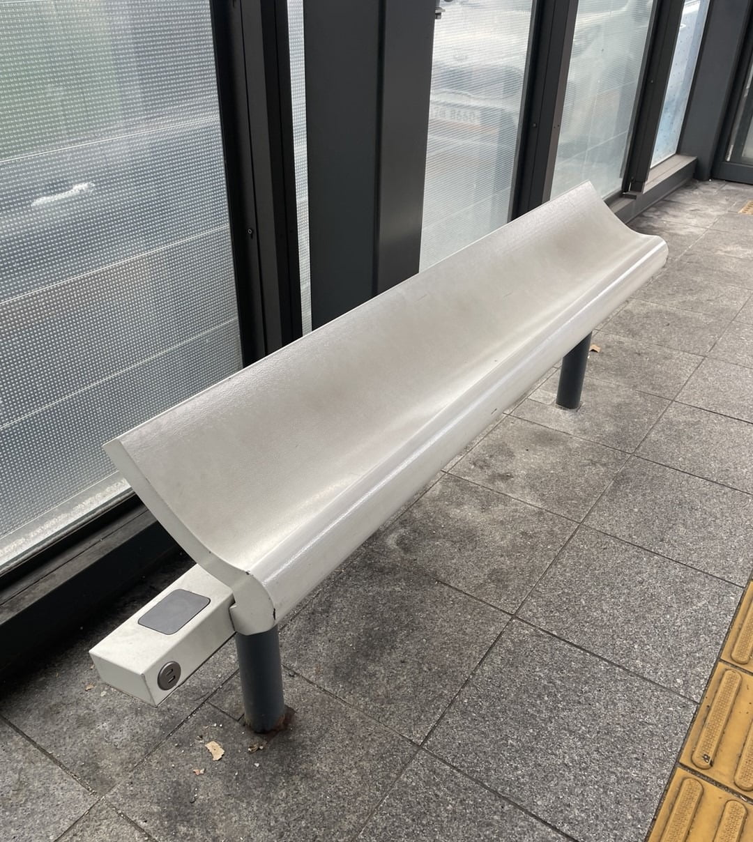 홍대입구역과 합정역 중앙차로 버스정류소 스마트쉘터의 온열의자(서효주 대학생 기자)