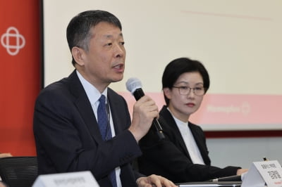 '피하고, 엉뚱한 답하고, 웃고' MBK·홈플러스, 진정성 있는가