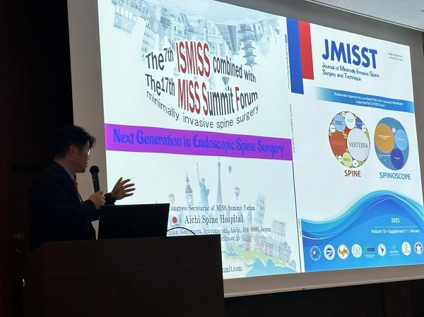 청담해리슨병원 김현성 병원장이 일본 ‘2025 제7회 국제최소침습척추수술학회 및 제 17회 최소침습 국제학술포럼’에서 강연을 하고 있다.