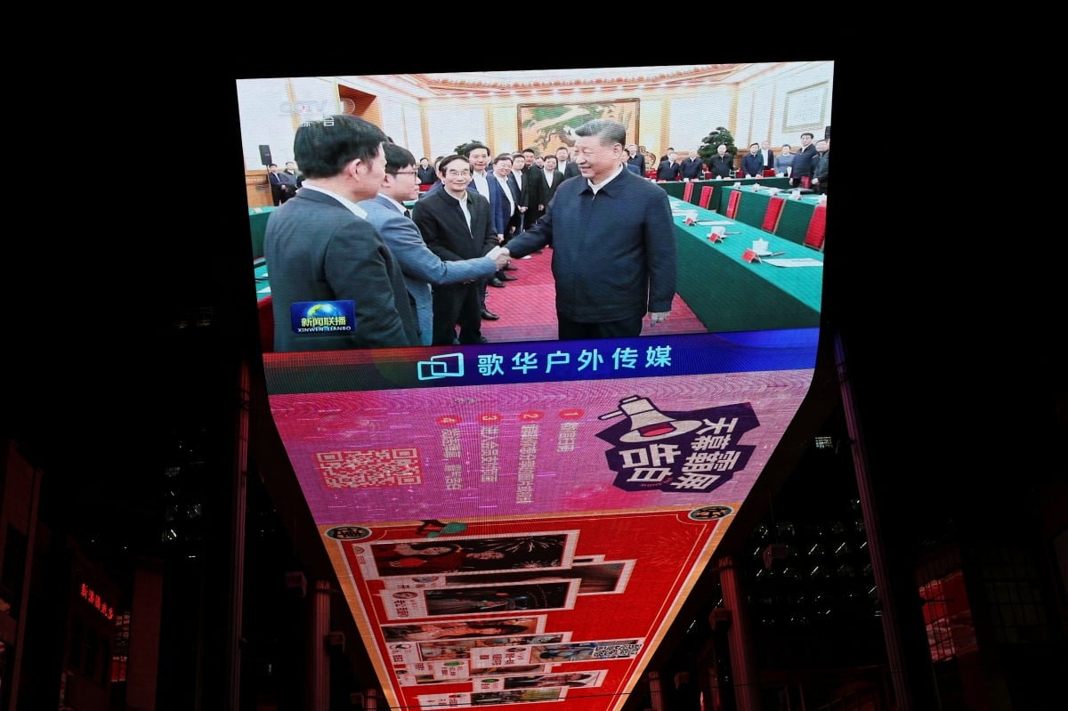 지난 2월 17일 시진핑 중국 국가주석이 민영기업 심포지엄에서 딥시크의 창립자 량원펑과 악수하는 뉴스 장면이 중국 베이징의 한 쇼핑센터에서 거대한 스크린을 통해 방영되고 있다. 사진=연합뉴스