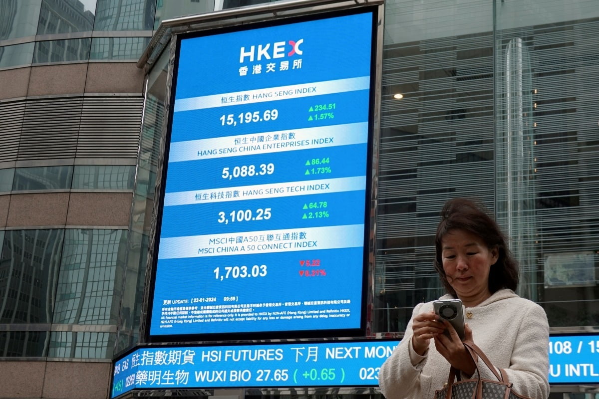 지난 2024년 1월 홍콩증권거래소 밖 대형 스크린에 표시된 항셍지수. 사진=연합뉴스