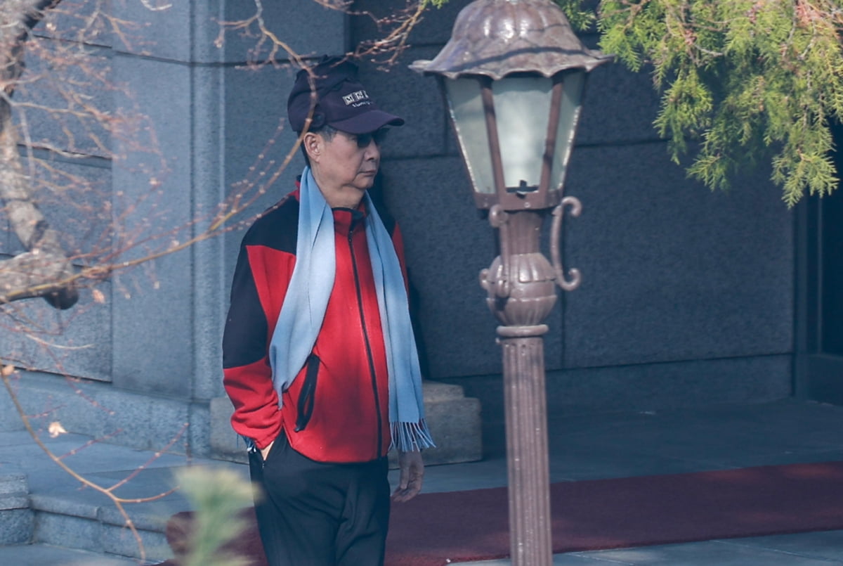 한덕수 국무총리가 23일 서울 종로구 삼청동 총리공관에서 산책하고 있다. 사진=연합뉴스 제공
