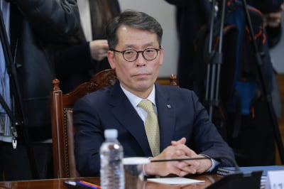 '전현직 임직원 785억 부당대출' 고개속인 김성태 기업은행장