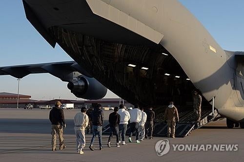 "美 군용기로 이민자 추방, 일등석보다 비싸"