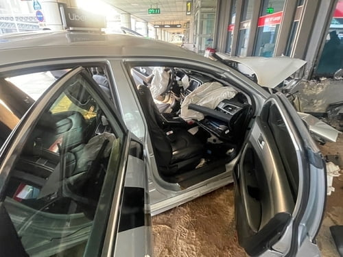 공항 청사로 돌진한 택시…운전자 사망·승객 중상