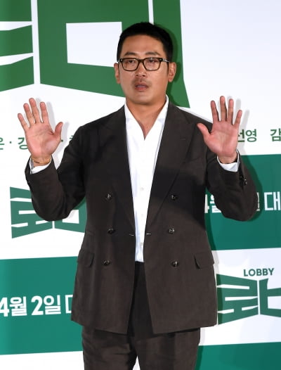 Actor Ha Jung-woo Misses 'Lobby' Events Due to Emergency Appendicitis Surgery