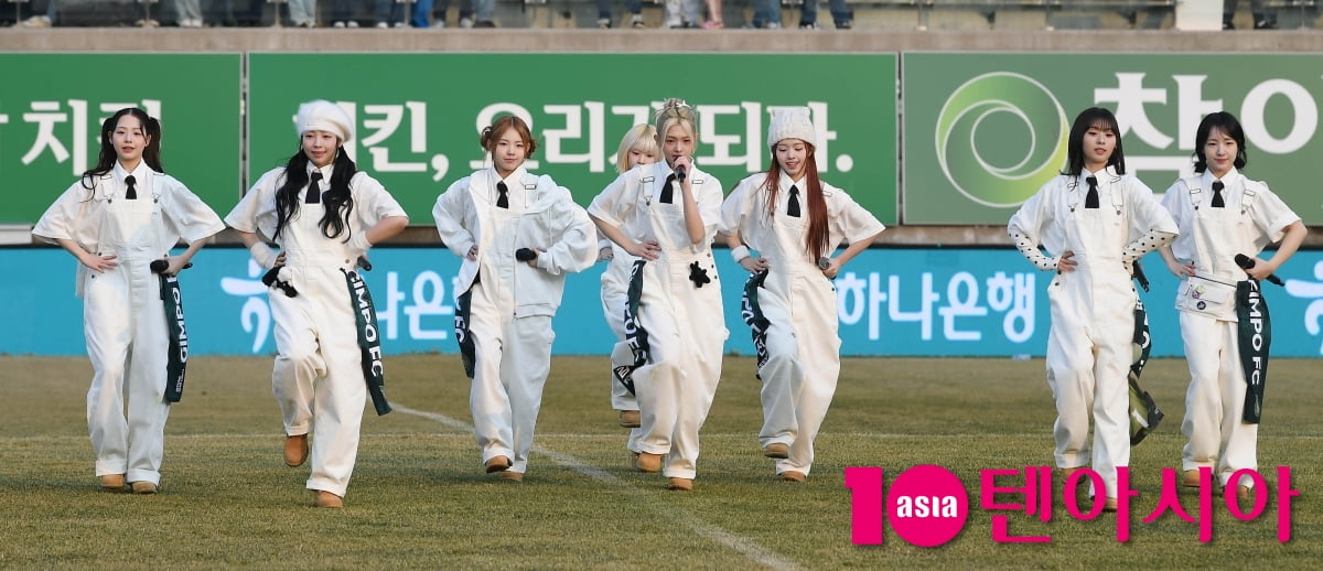유니스, 축구장에서 반짝이는 무대[TEN포토+]