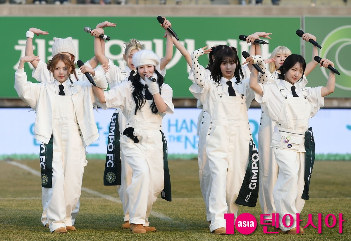 유니스, 축구장에서 반짝이는 무대[TEN포토+]