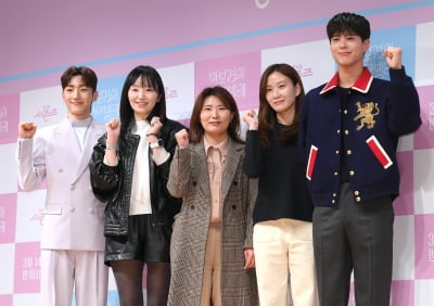 Park Bo-gum and Team The Seasons Park Bo-gum's Cantabile, fighting!